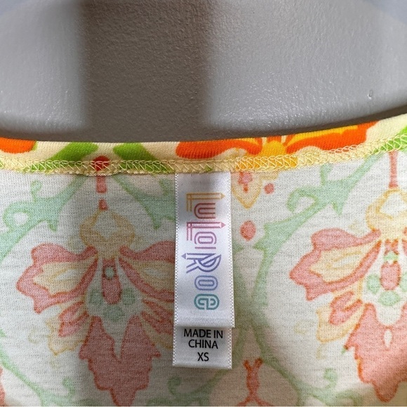 NWT Lularoe Tropical print Classic tshirt - Picture 3 of 8
